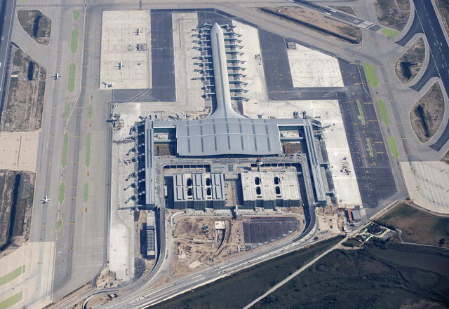 Fotografia a&egrave;ria de les obres de la nova terminal de l'aeroport del Prat (Octubre 2008)